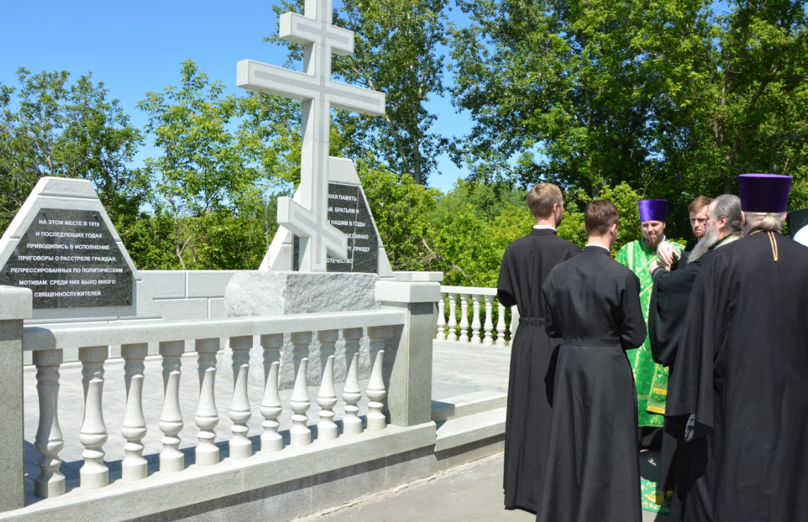 В Кузнецке митрополит Пензенский и Нижнеломовский Серафим совершил освящение Поклонного креста