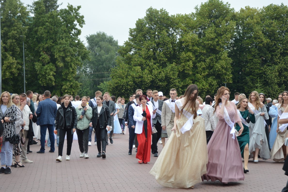 В Кузнецке 366 выпускников попрощались со школой