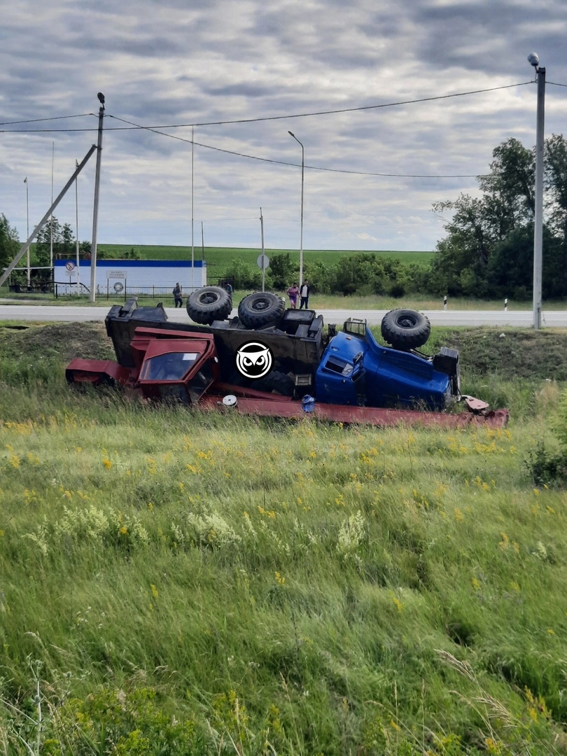 В Мокшане грузовик завалился набок