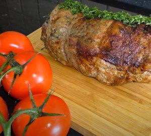 Готовим свинину, запеченную со шпинатом, луком и яблоками