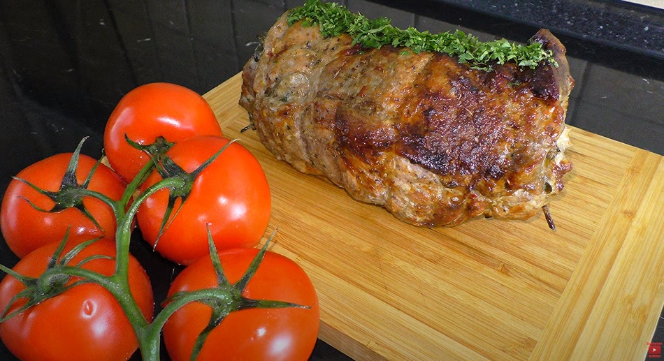 Готовим свинину, запеченную со шпинатом, луком и яблоками