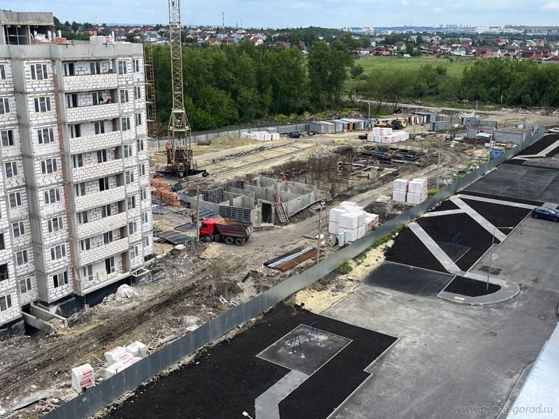 Дома для переселенцев в Заре достроят до конца года