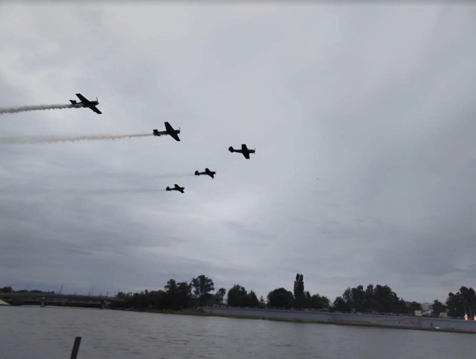 В небе над Пензой четыре самолета выполнили «Мертвую петлю», видео