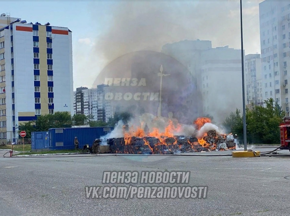 В пензенском Спутнике вспыхнул пожар на площади 300 квадратных метров