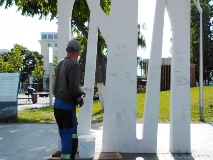 В Пензе на Фонтанной площади покрасят изуродованные вандалами качели