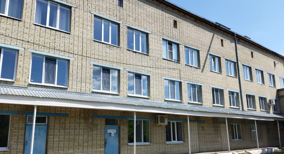 В Лопатинской больнице установят более 180 новых окон и дверей