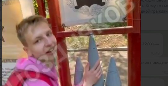 В Пензе подростки непристойно себя вели возле стенда, посвященного Великой Отечественной войне