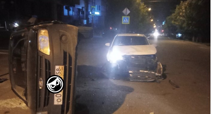 В Пензе на улице Чкалова автомобиль перевернулся после ДТП
