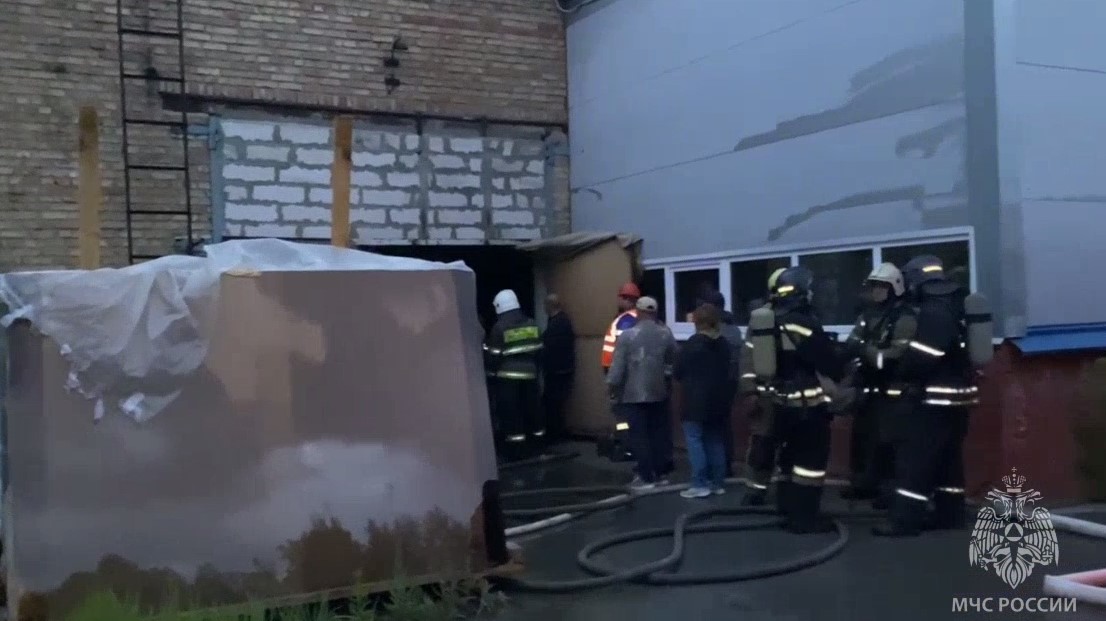 В Пензе горящий мебельный цех тушили 19 человек