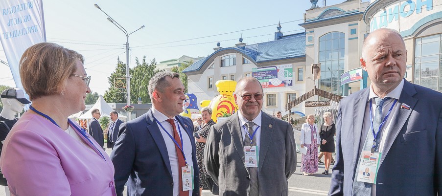 Олег Мельниченко посетил выставку достижений народного хозяйства на форуме регионов России и Беларуси