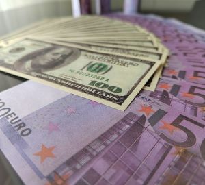 Банк России понизил курсы доллара и евро на 8 копеек