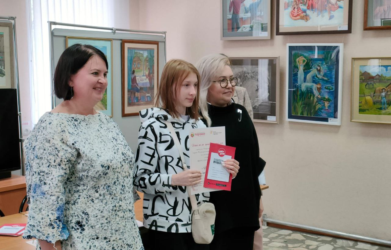 Ольга Чистякова подарила детям-победителям конкурса спортивный подарок