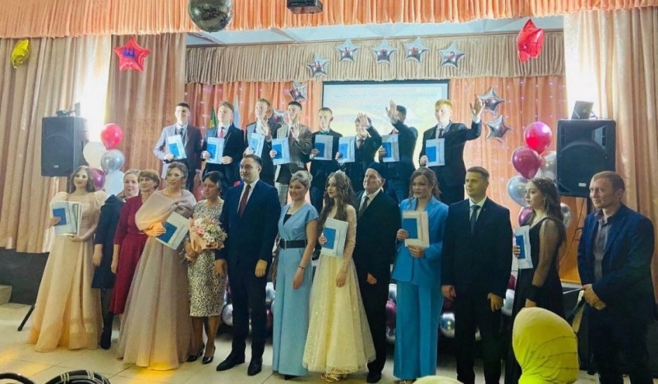 Алексей Комаров вручил аттестаты выпускникам школ Городищенского района