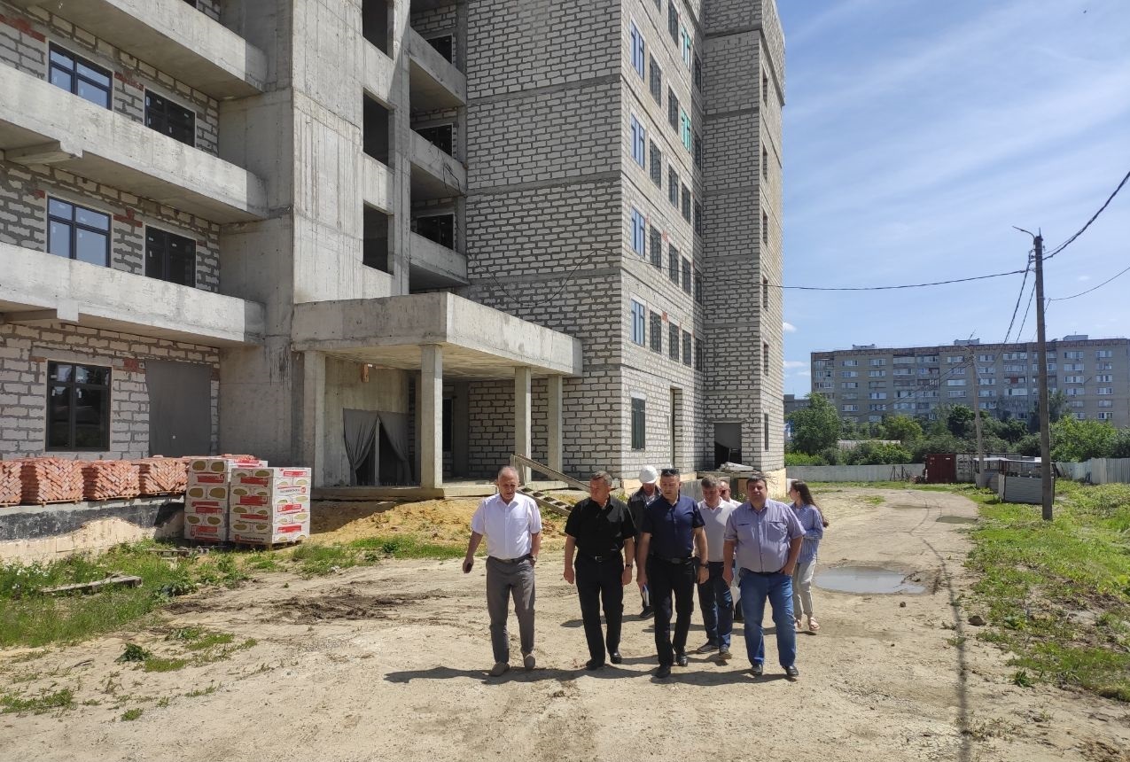 Жителям Кузнецка назвали сроки окончания строительства поликлиники и хирургического корпуса