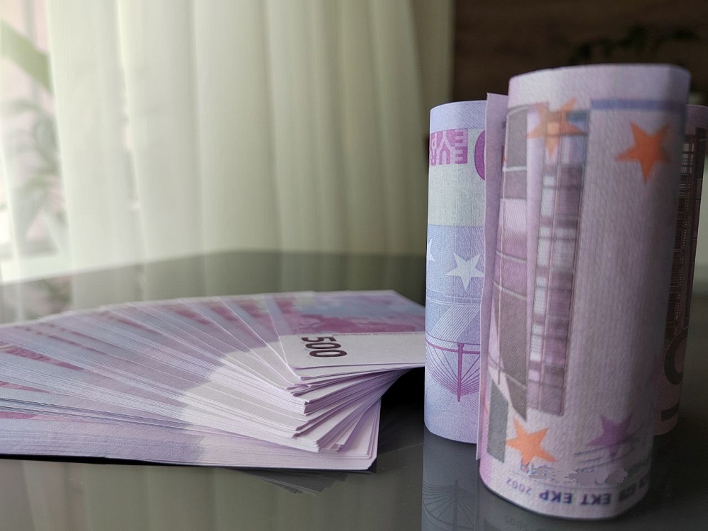 Впервые с конца апреля курс евро поднялся выше 90 рублей