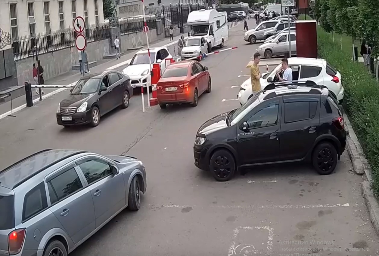 В Пензе водитель дорогого авто не оплатил услуги муниципальной парковки