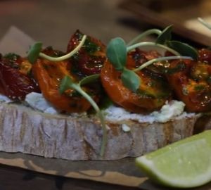 Готовим брускетту с кабачками-гриль на свежем воздухе