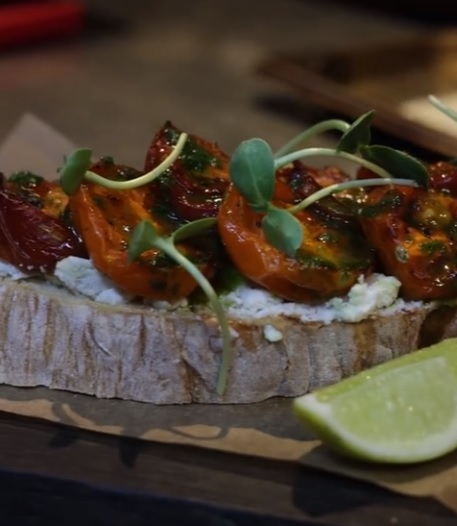 Готовим брускетту с кабачками-гриль на свежем воздухе