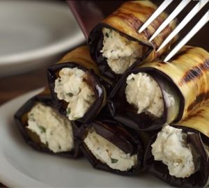 Готовим рулетики из баклажанов с сыром и чесноком