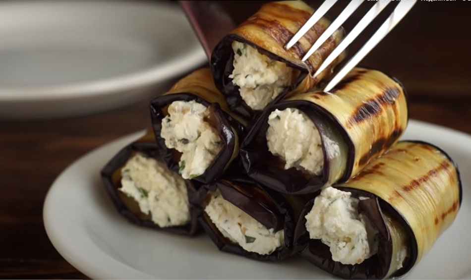 Готовим рулетики из баклажанов с сыром и чесноком