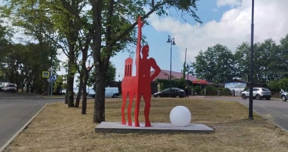 Автор пензенского «Кентавра» подарил скульптуру человекоконя Выборгу