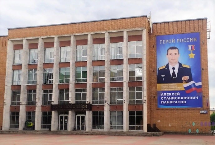 В Пензе на здании Дома молодежи заменили портрет Героя России после критики