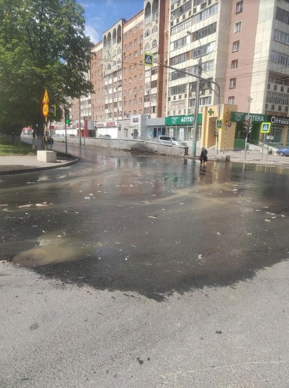 В центре Пензы целый день на дорогу льется содержимое канализации