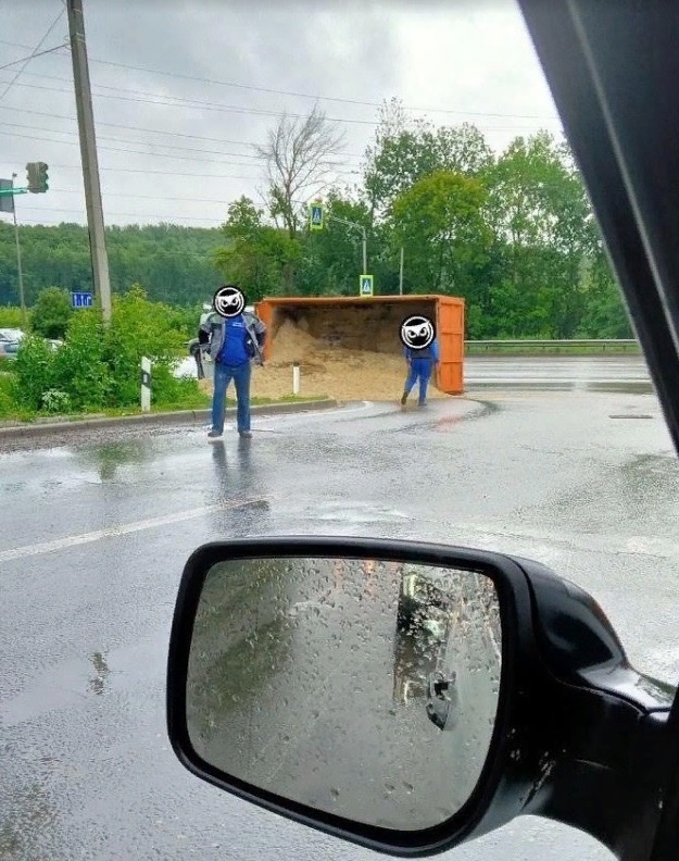 В пензенской Заре перевернулся грузовик с песком