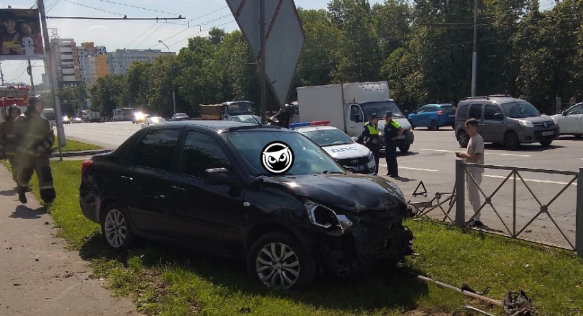 В Пензе на проспекте Победы иномарка вылетела с дороги и снесла забор