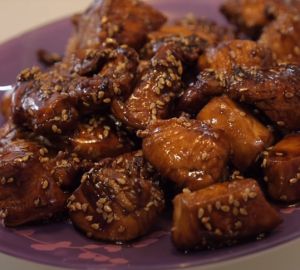 Готовим курицу в карамели с чесноком и соевым соусом