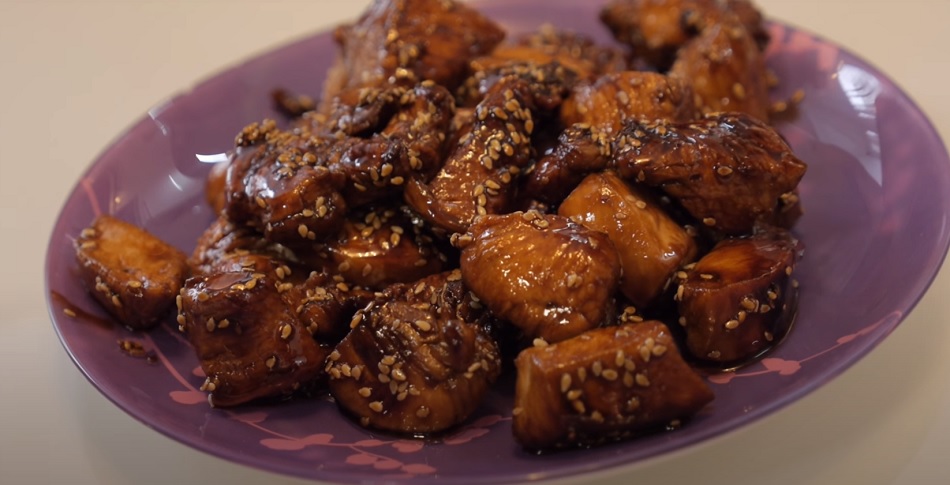 Готовим курицу в карамели с чесноком и соевым соусом