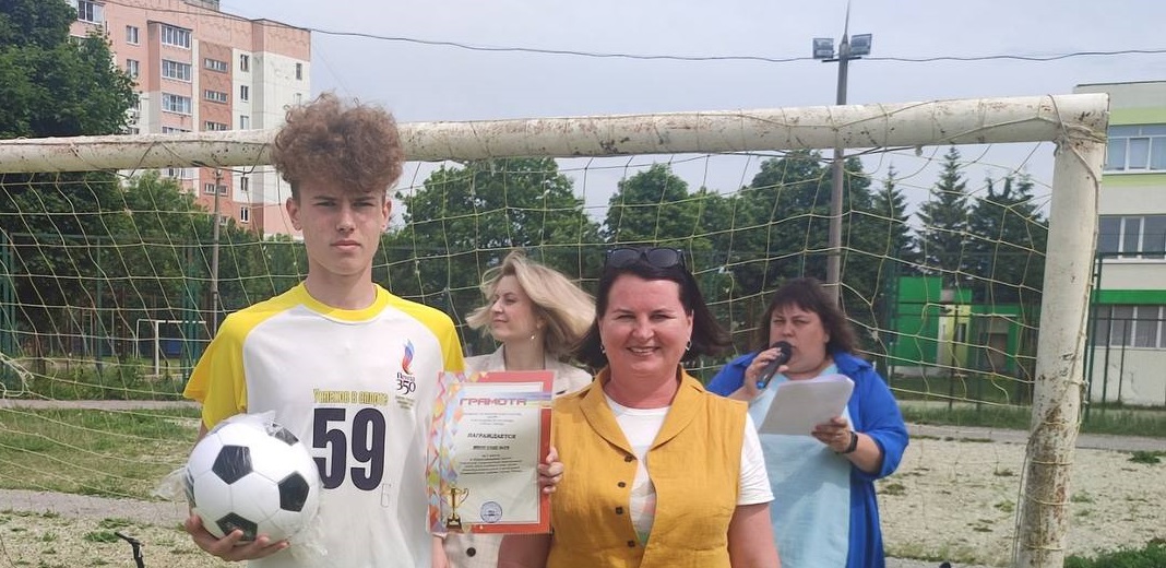 Ольга Чистякова наградила отличившихся школьников значками ГТО