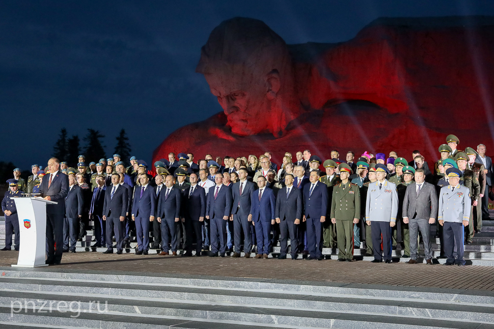 Члены пензенской делегации возложили цветы к Вечному огню в Бресте