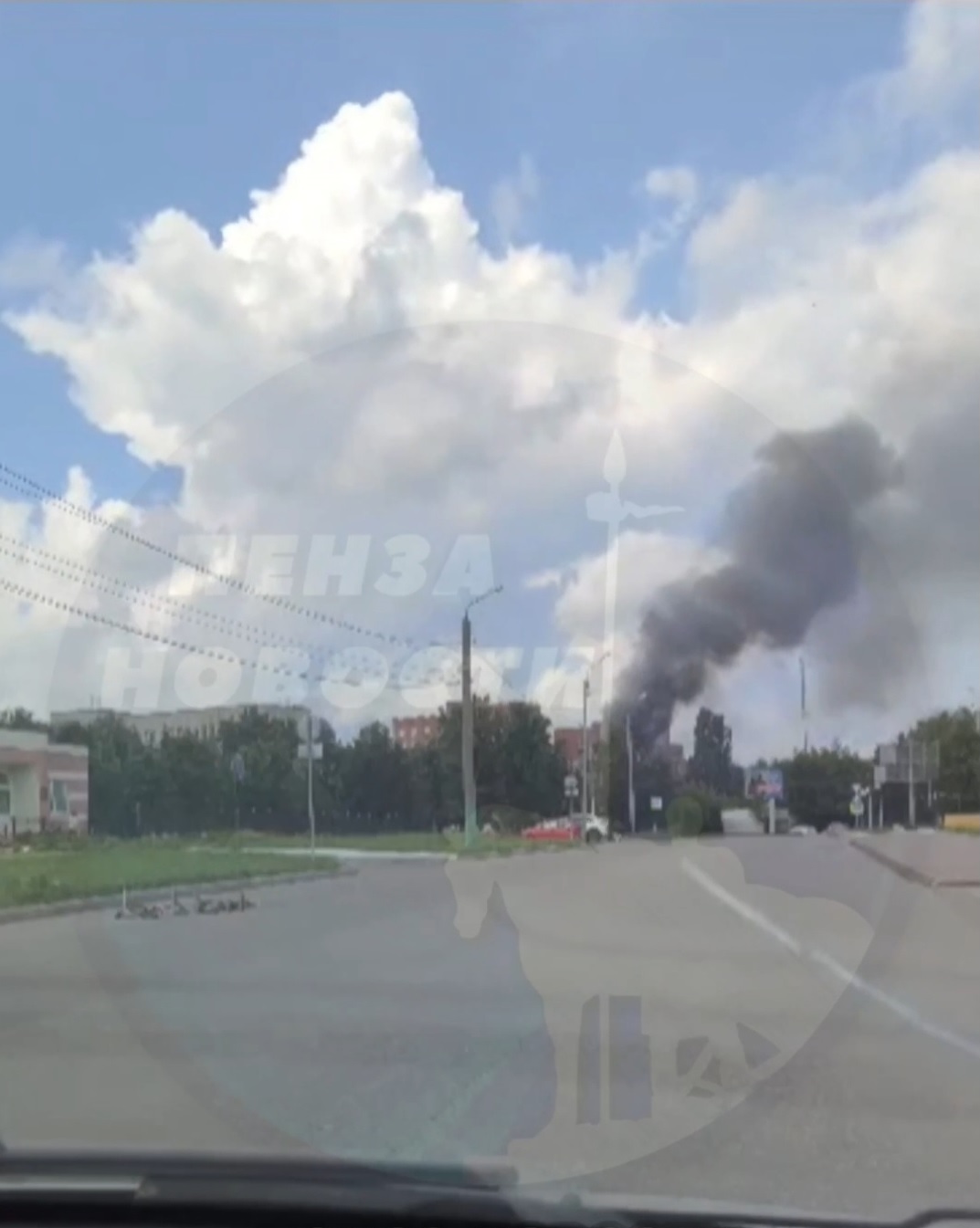 В Пензе на улице Ульяновской загорелось заброшенное здание