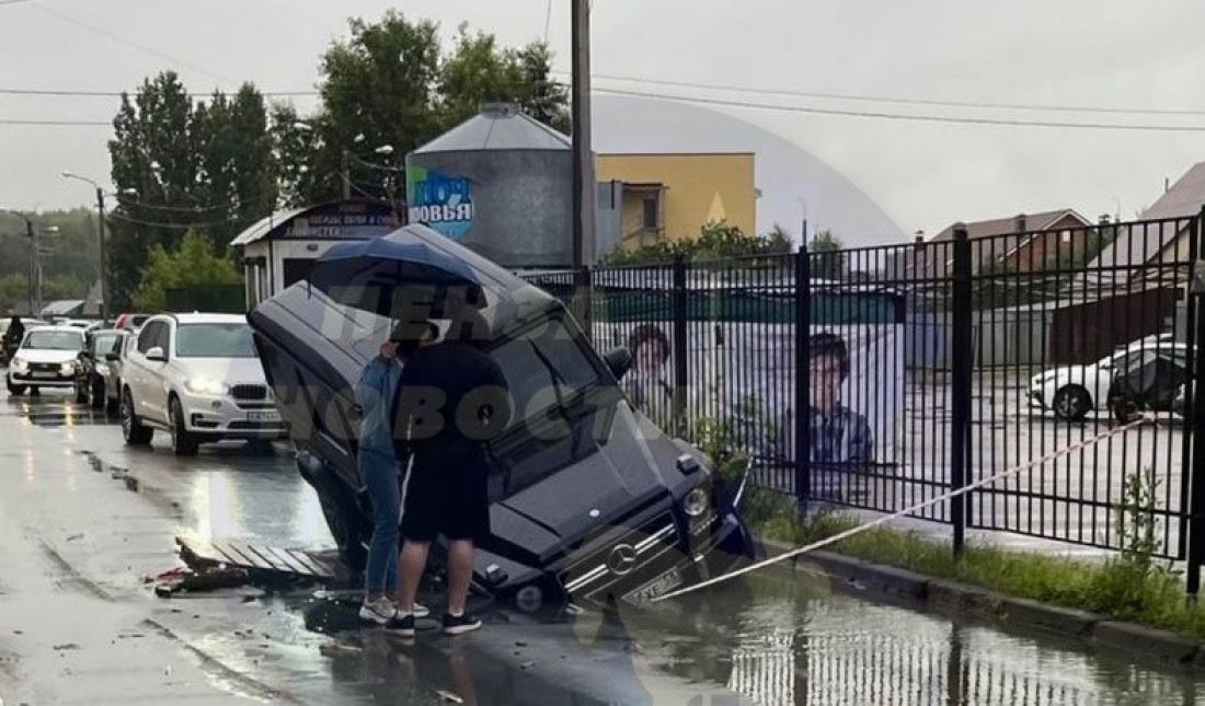 В Пензе заделают дыру на улице Терновского, в которую угодил Gelandewagen