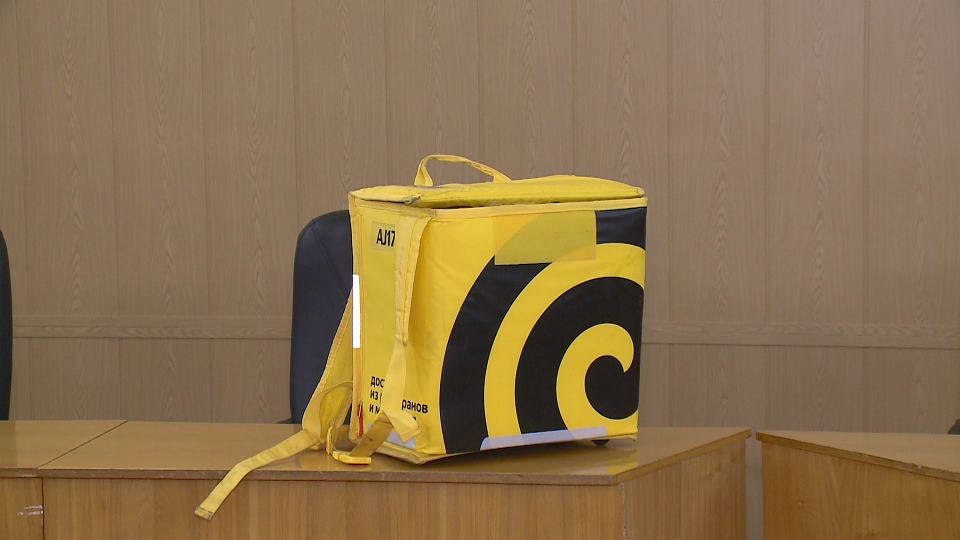 Блогер из Заречного ради славы обокрал доставщика еды