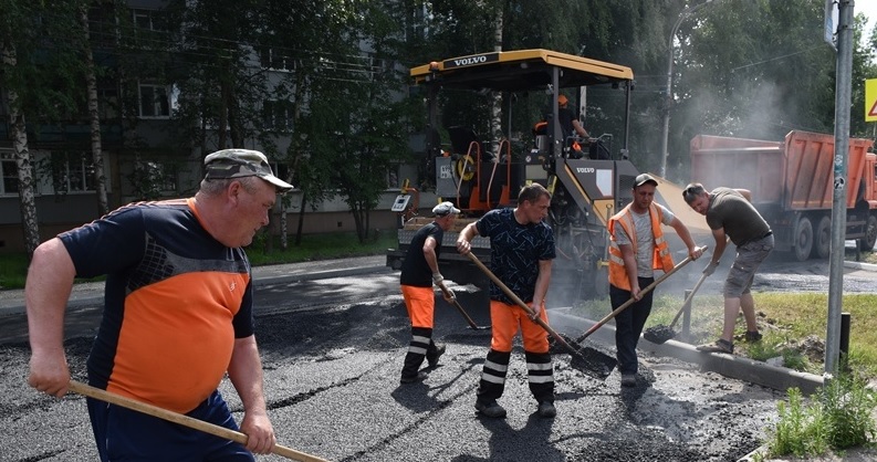 В Пензе начали укладывать новый асфальт на улице Бакунина