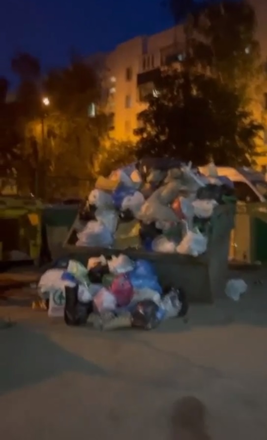 Жители Пензы своими машинами загородили мусоровозу проезд к контейнерам