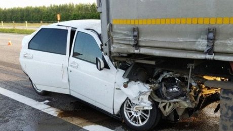 На трассе в Пензенской области Lada Priora залетела под фуру