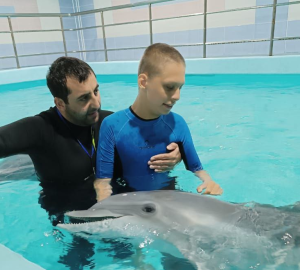 Ольга Чистякова помогла двум братьям пройти реабилитацию в бассейне с дельфинами