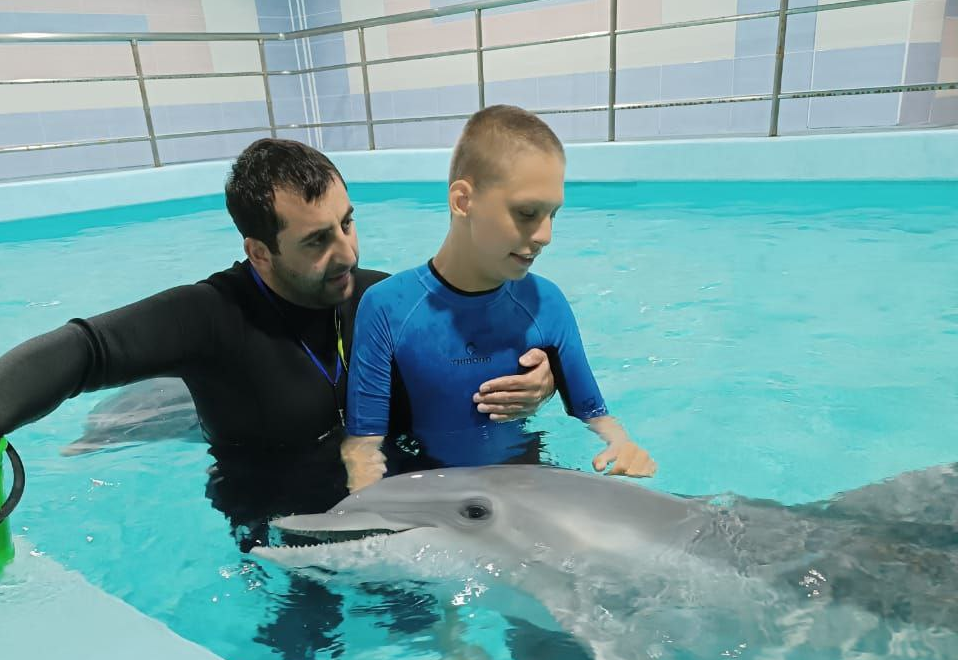 Ольга Чистякова помогла двум братьям пройти реабилитацию в бассейне с дельфинами