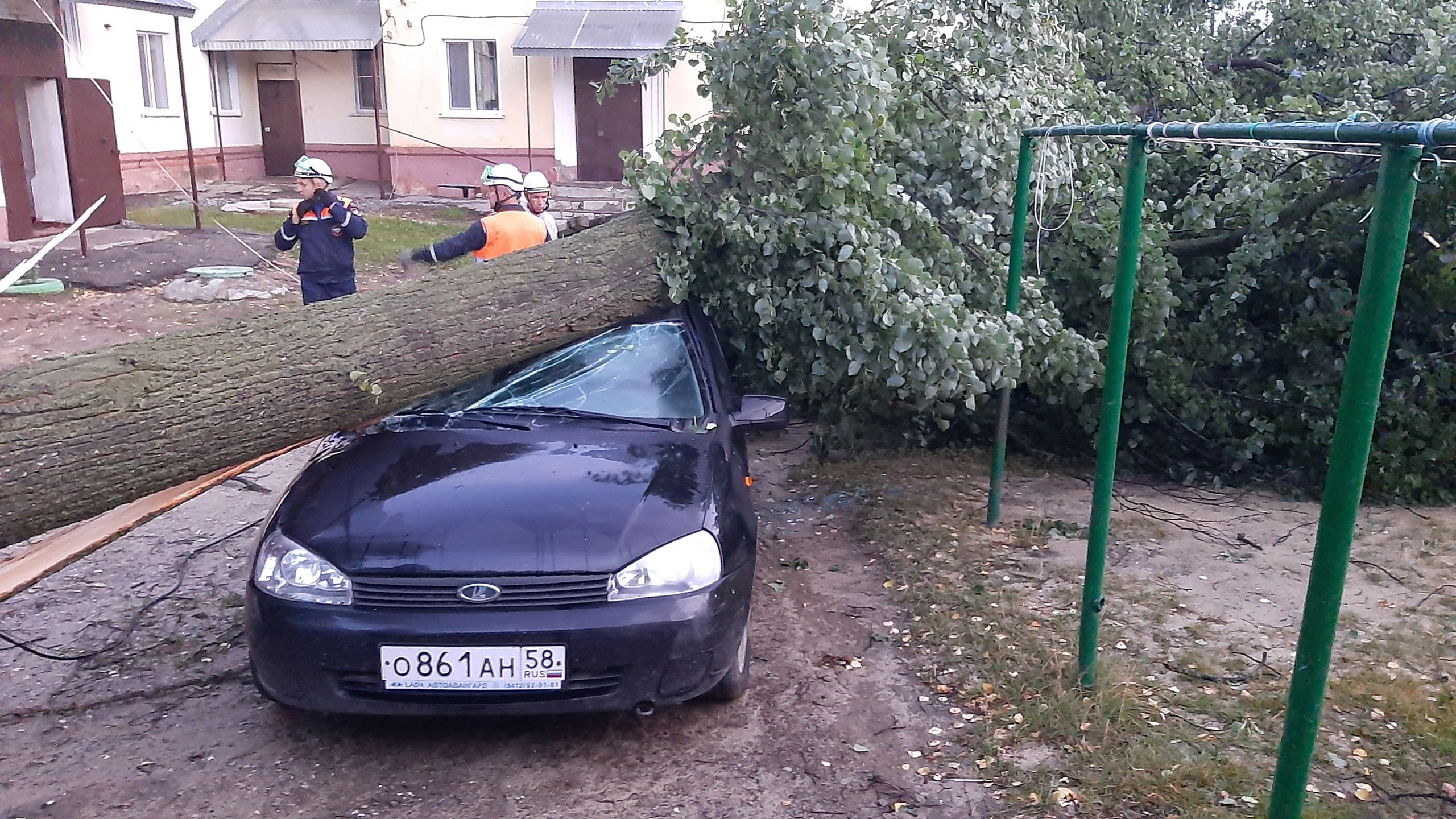 Обнародованы фото с последствиями мощного урагана в Никольске