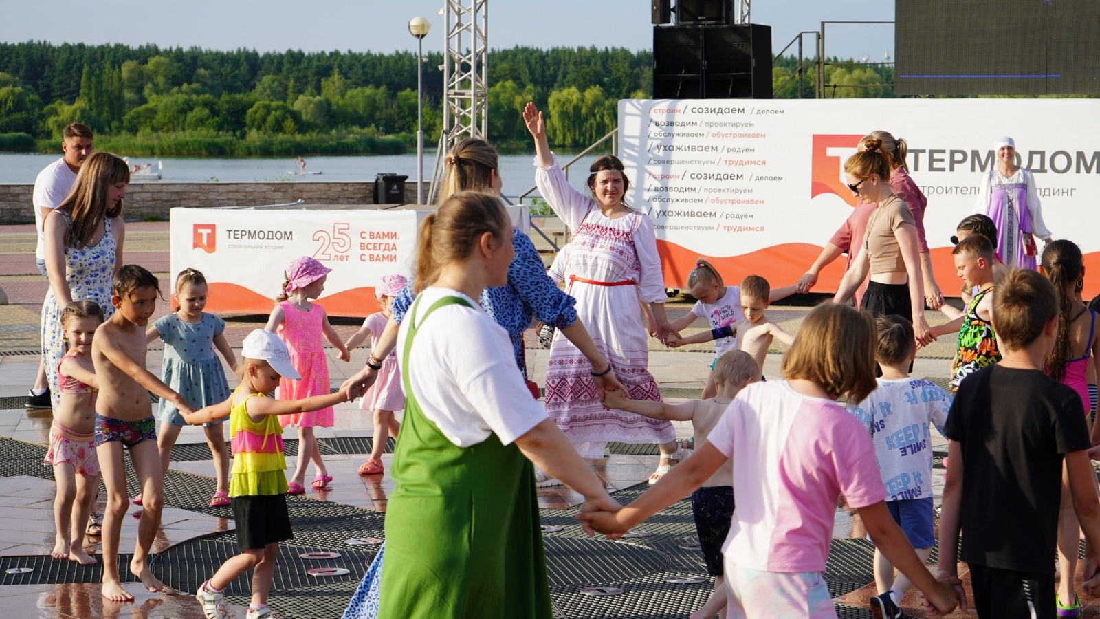 В День семьи, любви и верности в Спутнике водили хороводы (0+)