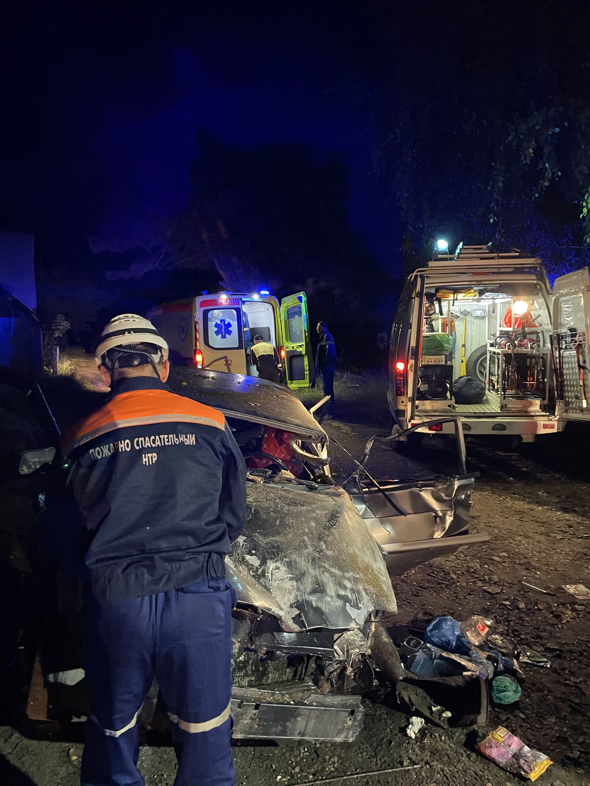 В Пензенской области спасатели помогли вытащить пострадавшего в ДТП из искореженного авто