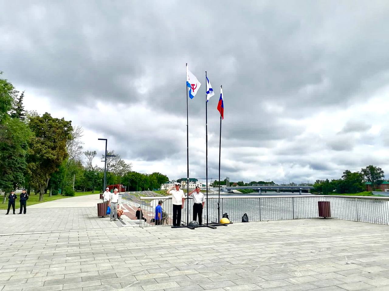 В Пензе возле стелы «Слава героям» поднят Андреевский флаг