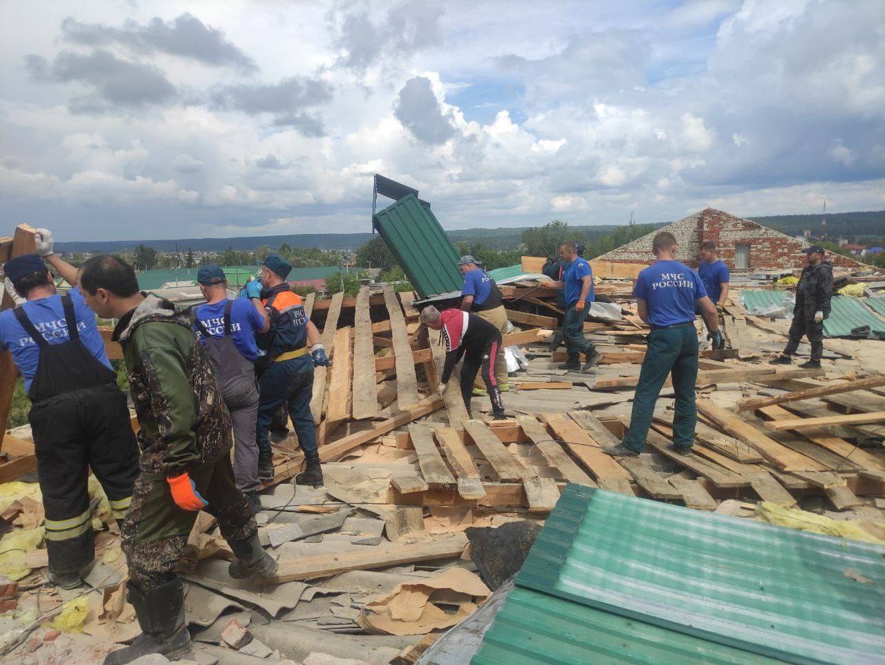 155 человек и больше 30 единиц техники устраняют последствия урагана в Никольске