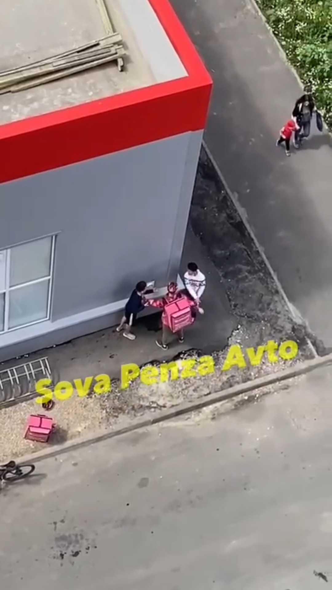 В Пензе на улице Антонова доставщики еды устроили драку