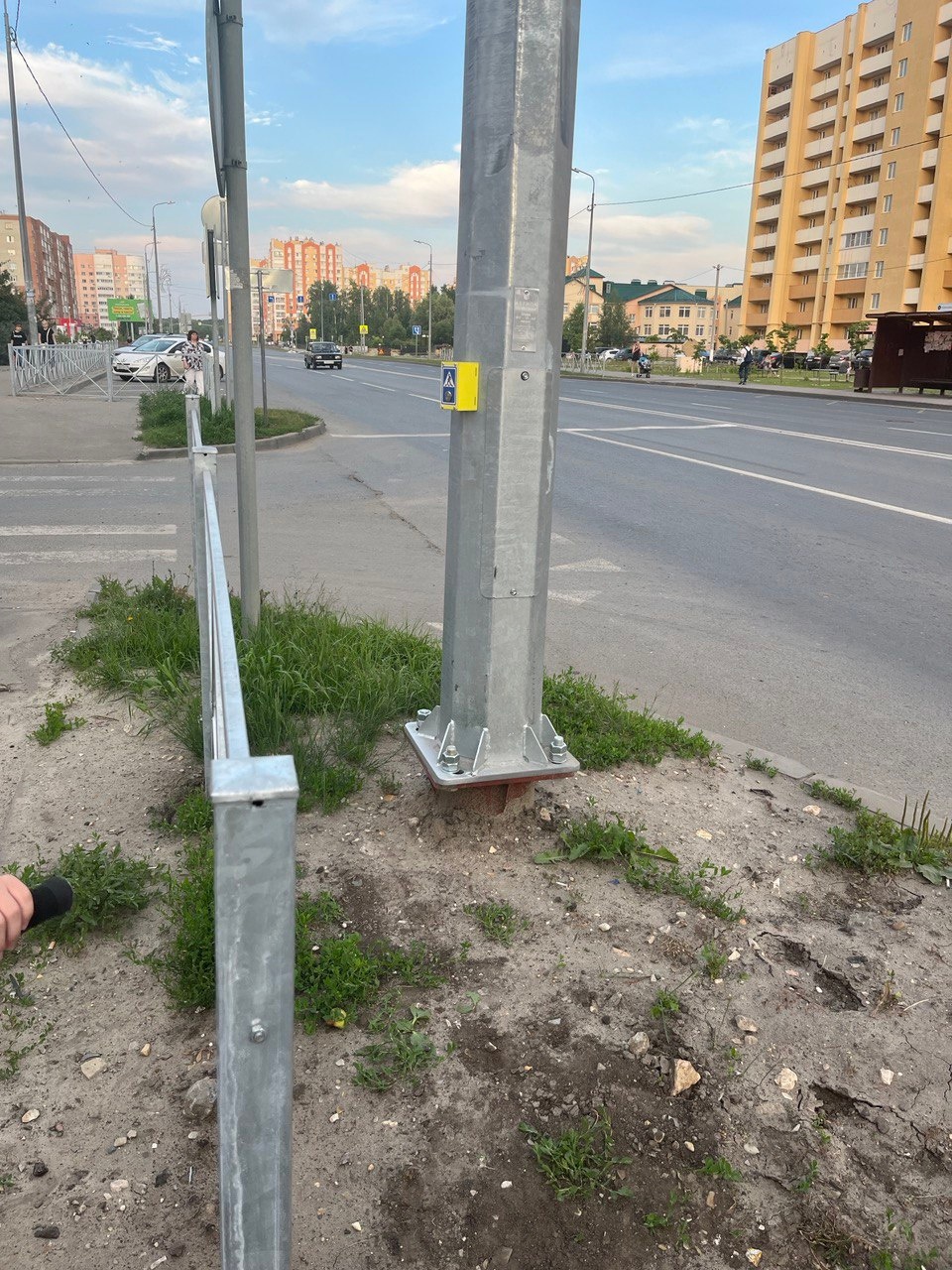 В Пензе в районе ГПЗ решили перенести огороженную забором кнопку светофора