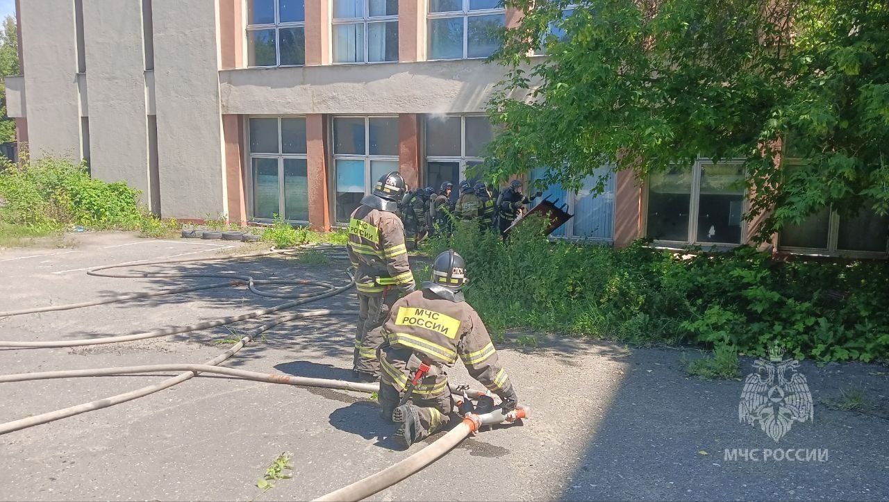 В Пензе пожарные не дали распространиться огню в административном здании