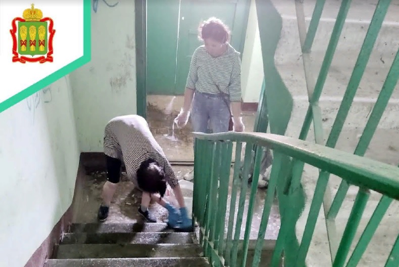 В Пензе управляйка прибралась в подъезде после визита жилищных инспекторов